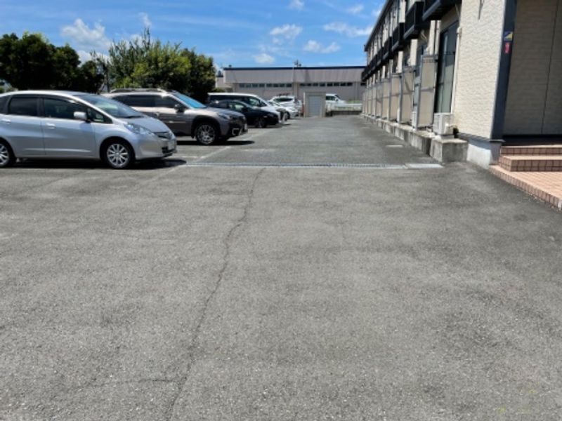 レオパレスビエント多度名 駐車場
