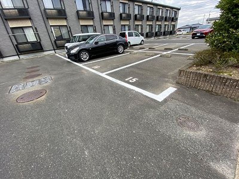 レオパレスラディエスト 駐車場