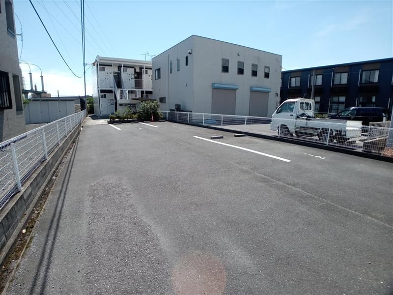 レオパレスブルースカイⅣ 駐車場