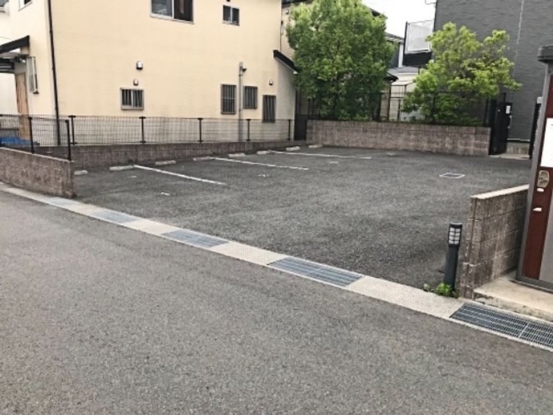 レオパレスラ　グラシューズ 駐車場