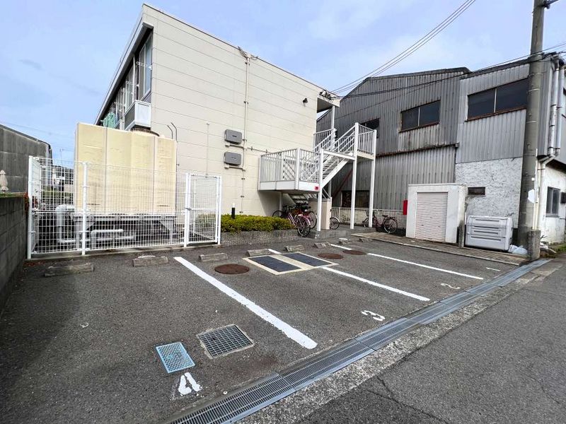 レオパレスセジュール 駐車場