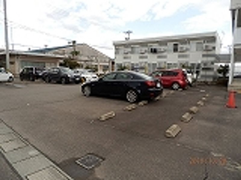レオパレス式部 駐車場