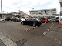 レオパレス式部 駐車場