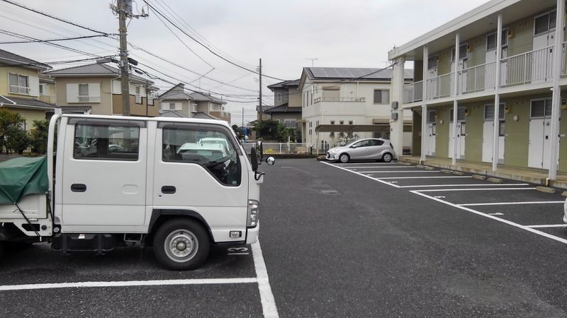 レオパレスＧＯＬＤ−ＥＭＩ 駐車場