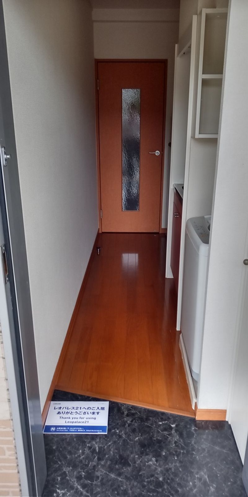 レオパレスポムール 玄関