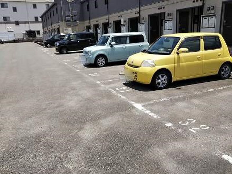 レオパレスかりゆし公 駐車場
