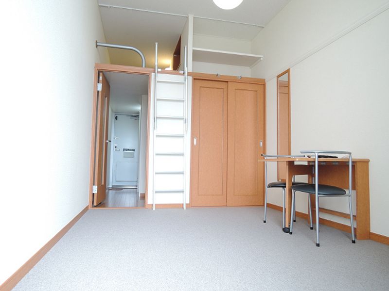 レオパレスアベンタ神武 居間