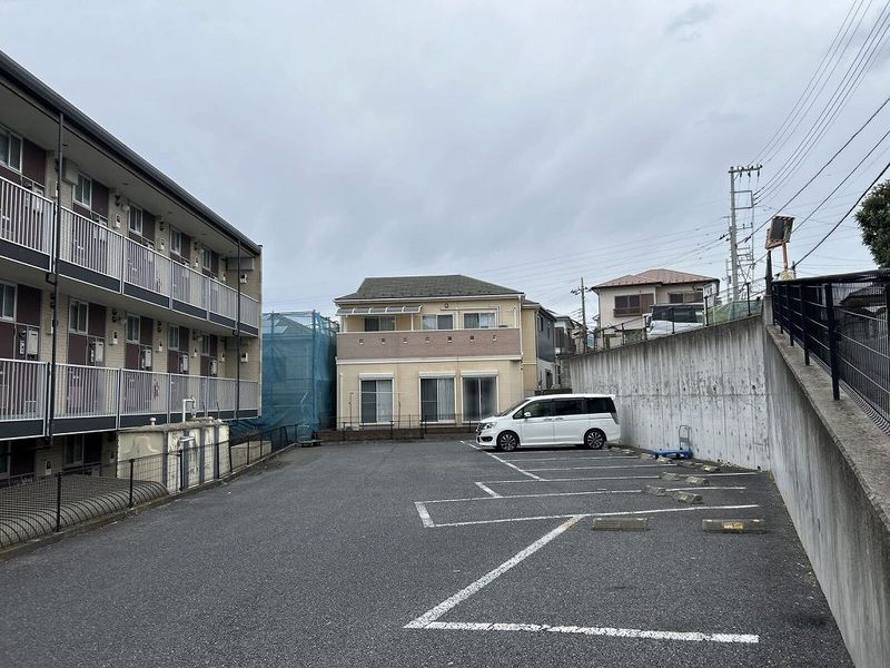 レオパレスバロン 駐車場