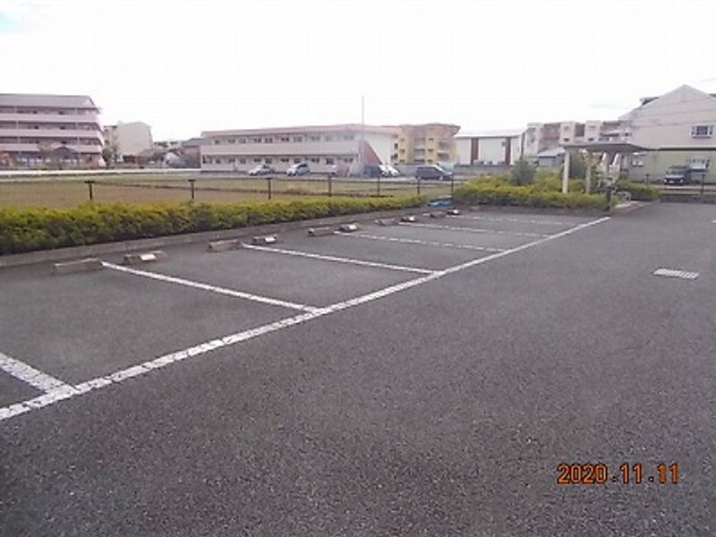 レオパレスソリッド 駐車場