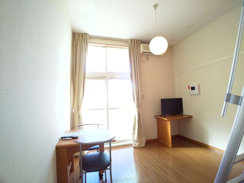 レオパレス春日丘 居間