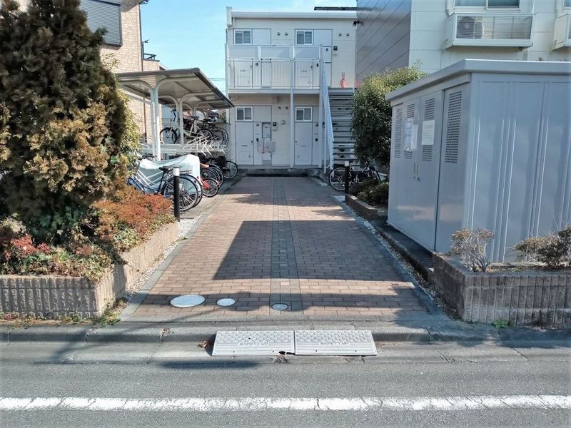 レオパレスパインヒル美女木 エントランス