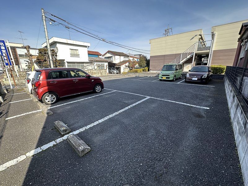 レオパレスシャルマン 駐車場