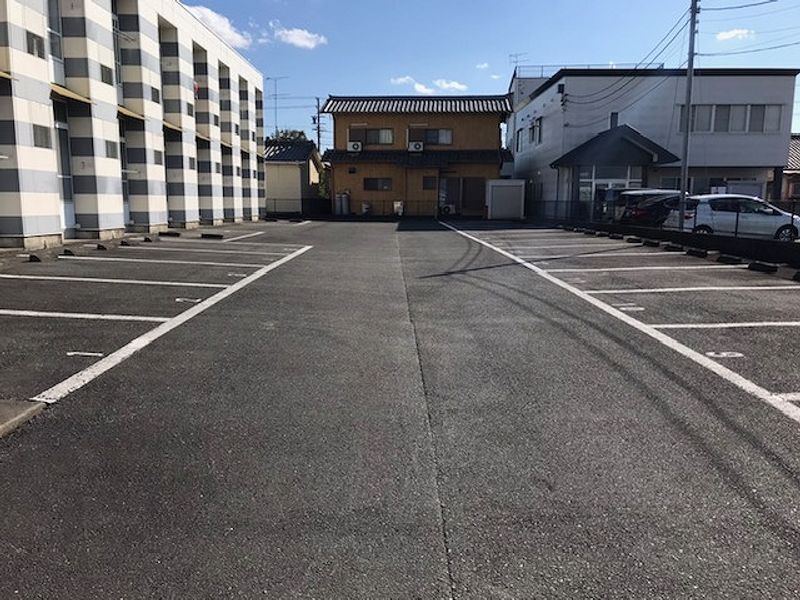 レオパレスファースト 駐車場