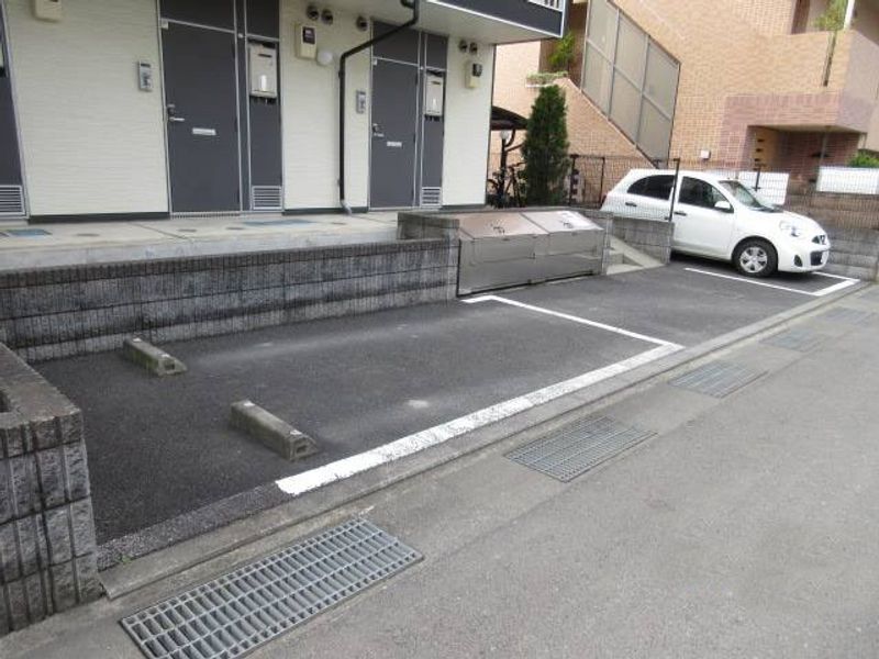 レオパレスブレッシング 駐車場