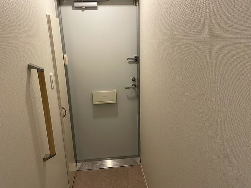レオパレスリバーサイドアサカＥ 玄関