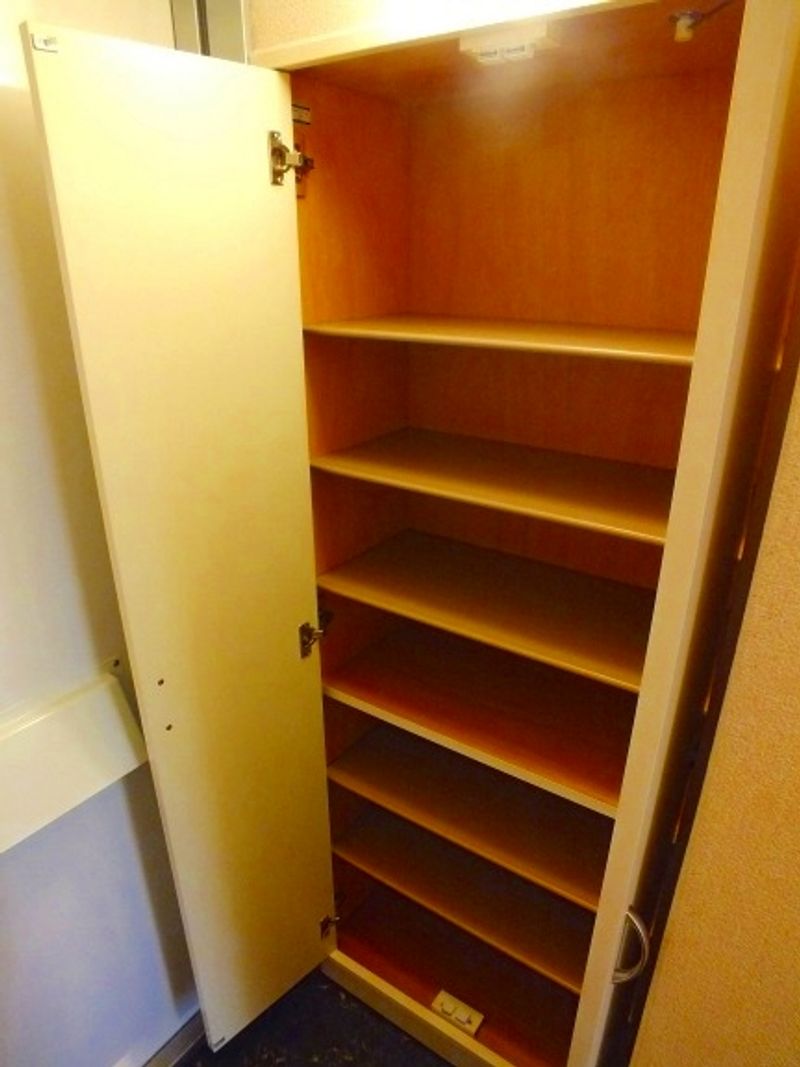 レオパレスメイプル５ 玄関