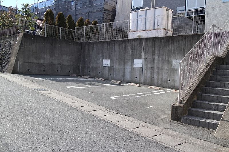 レオパレスＦｉｎｅ中沢 駐車場