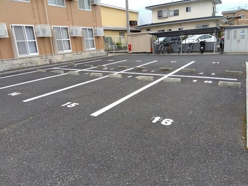 レオパレスセントラル 駐車場