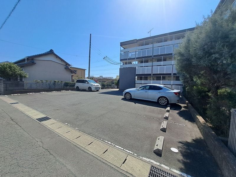 レオパレスエスポ牛川通Ⅲ 駐車場