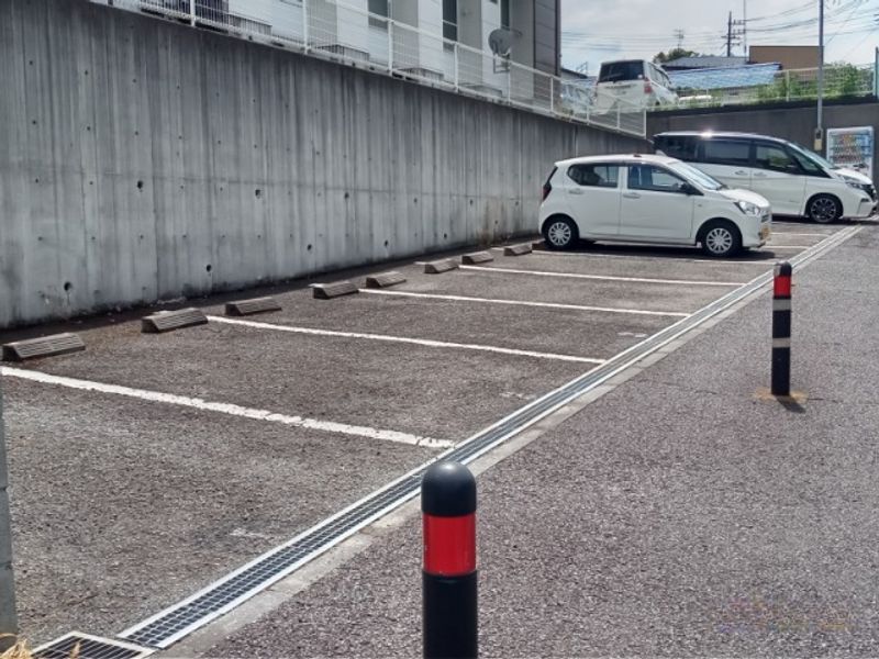 レオパレス金草沢 駐車場