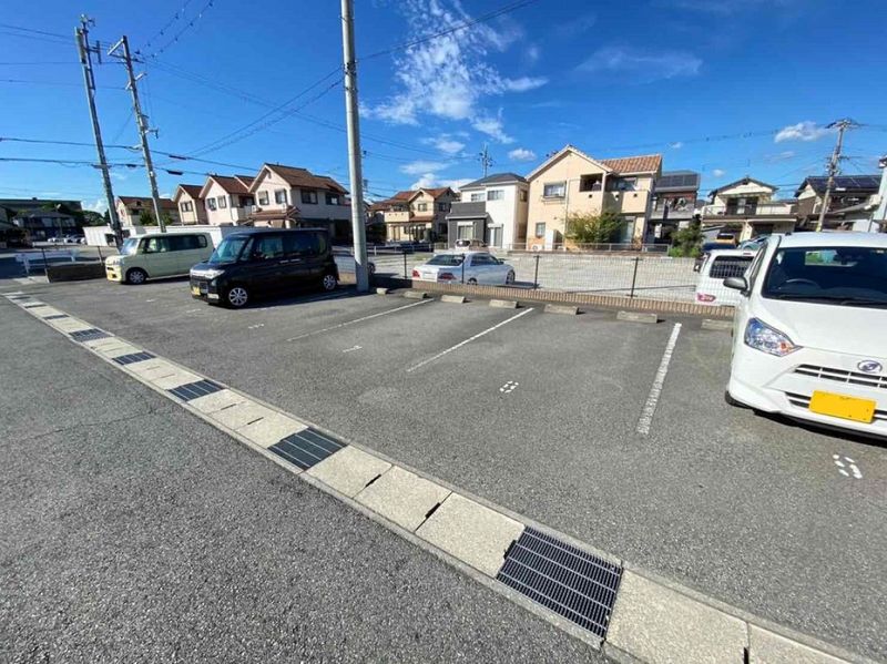 レオネクストならや 駐車場