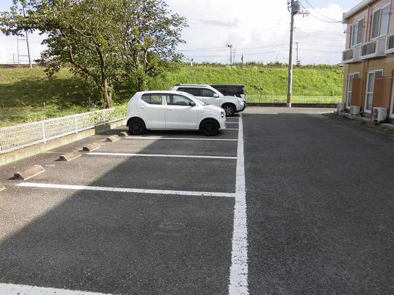 レオパレス市柳 駐車場