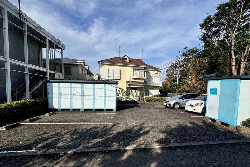 レオパレス鶴園 駐車場