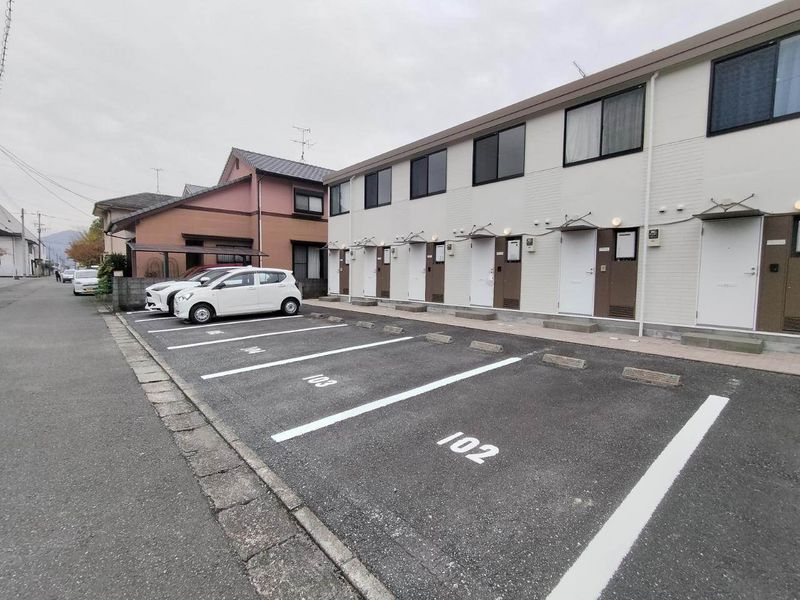 レオパレス内膳 駐車場