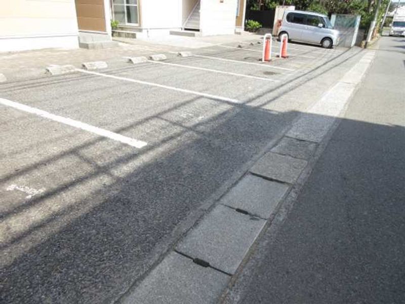 レオパレスシーサイドＢ 駐車場