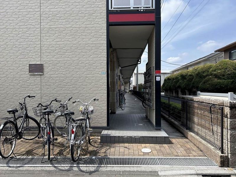 レオパレスアドミラブールワタル エントランス