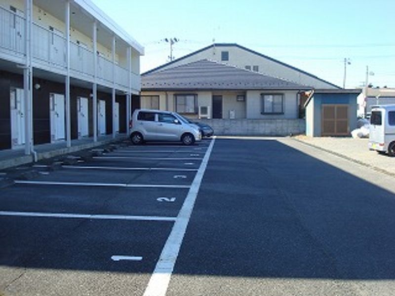 レオパレス君ヶ塚 駐車場