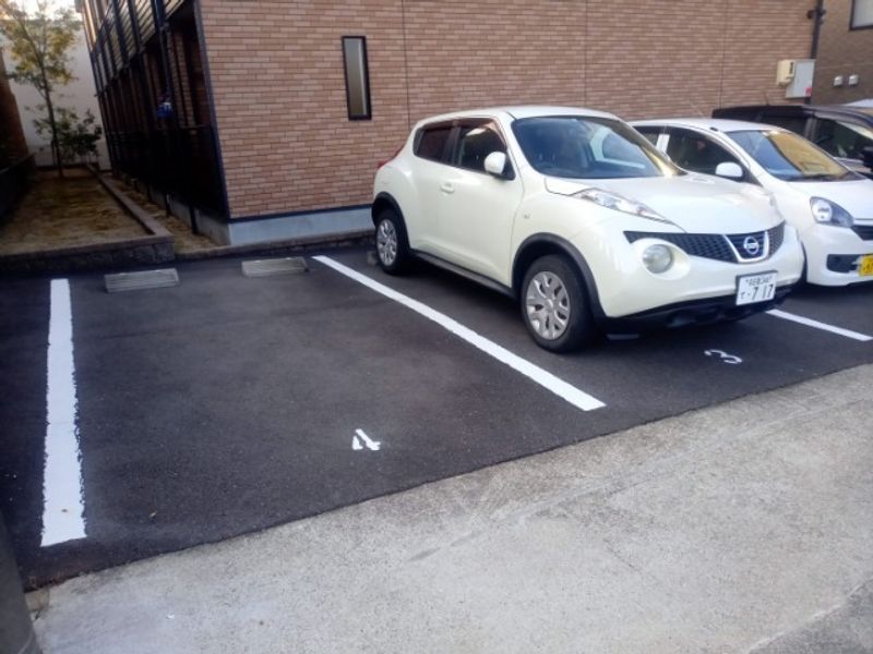 レオネクスト五軒家 駐車場