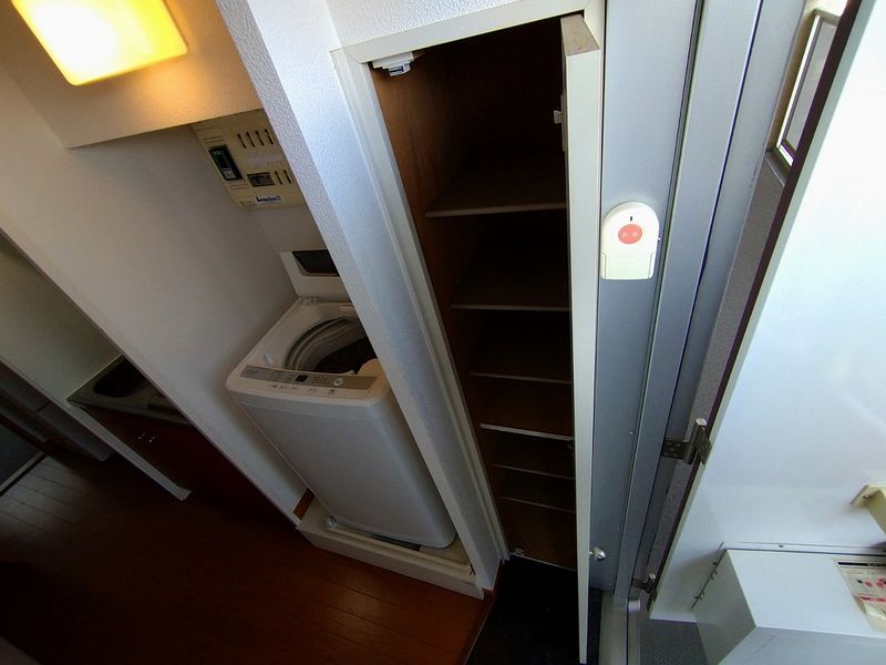 レオパレスヴィレッジ 玄関
