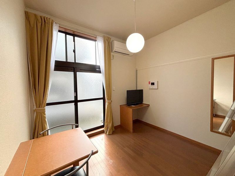 レオパレスセリバテール仁川 居間