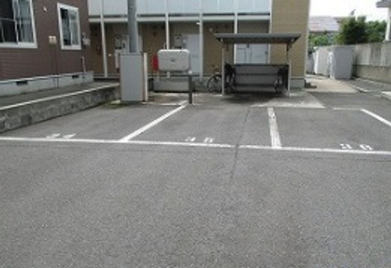 レオパレスカーサＢ 駐車場
