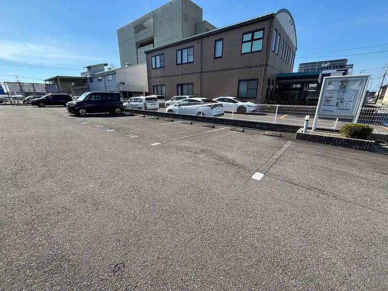 レオパレスＦ５６ 駐車場