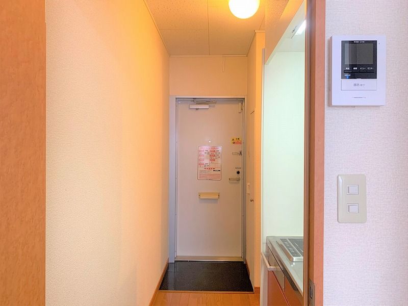 レオパレスセジュール 玄関