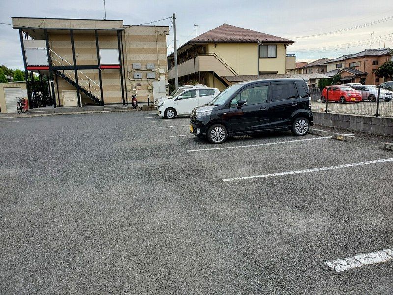 レオパレスセジュール 駐車場
