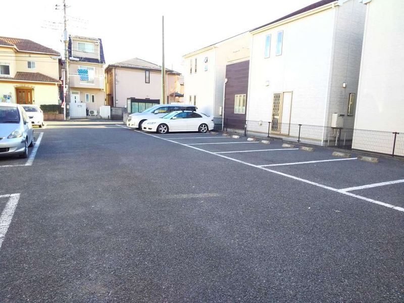 レオパレストラオム 駐車場
