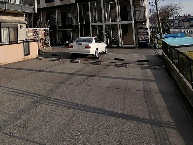 レオパレス渚 駐車場