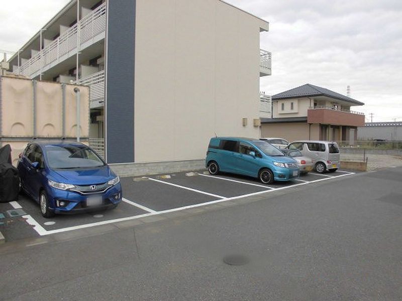レオネクスト藤 駐車場