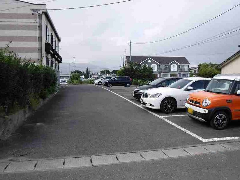 レオパレスデュ　ボワ 駐車場