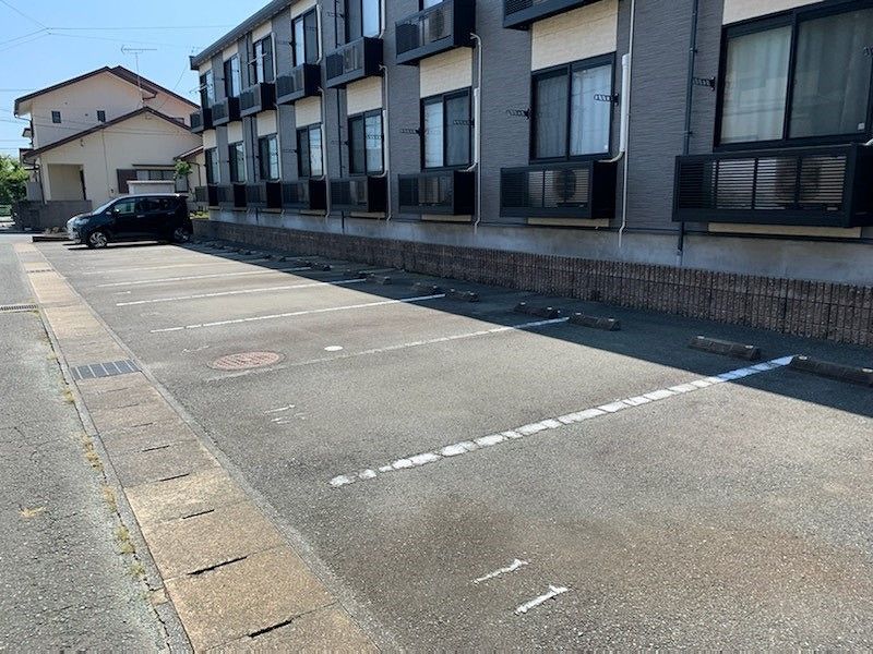 レオパレスタラート 駐車場