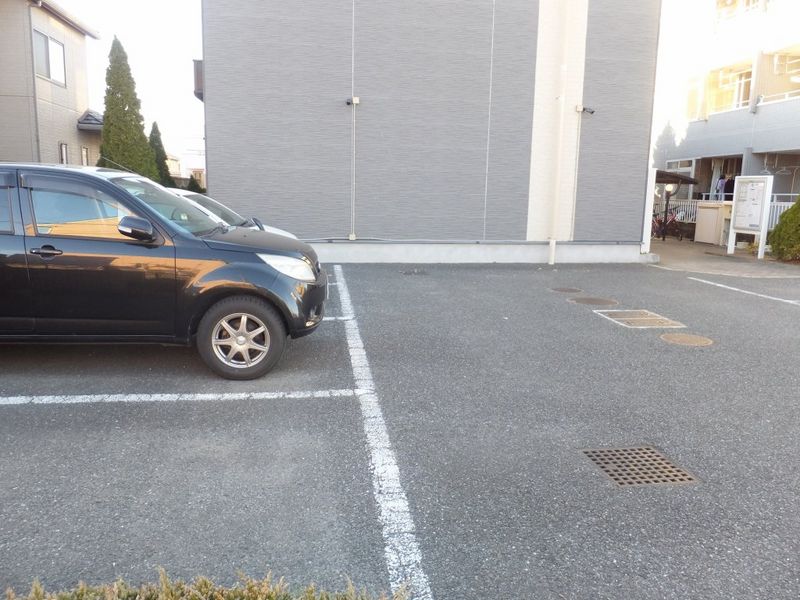 レオパレスルミニ 駐車場