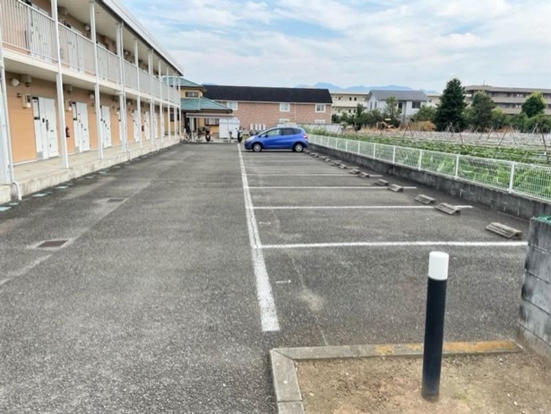 レオパレスアルモニ２１ 駐車場