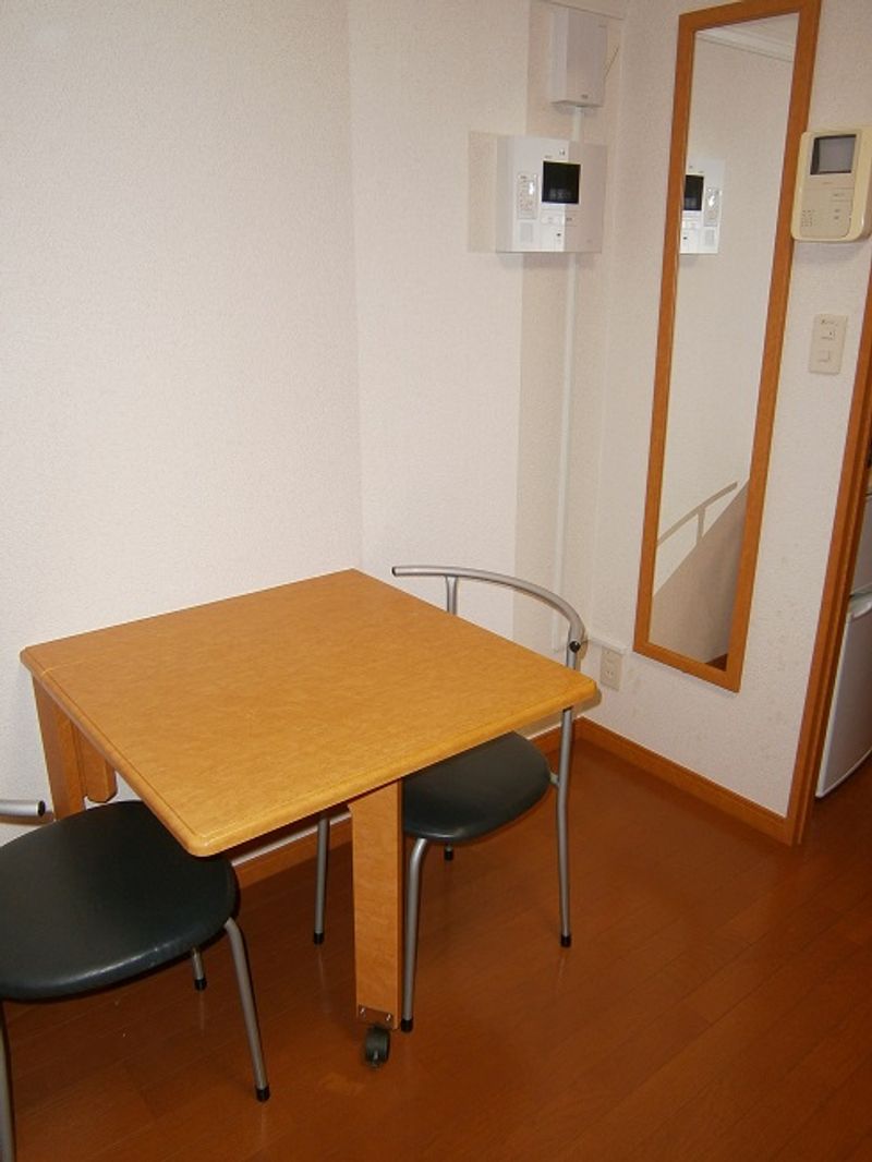 レオパレスサツキ 居間