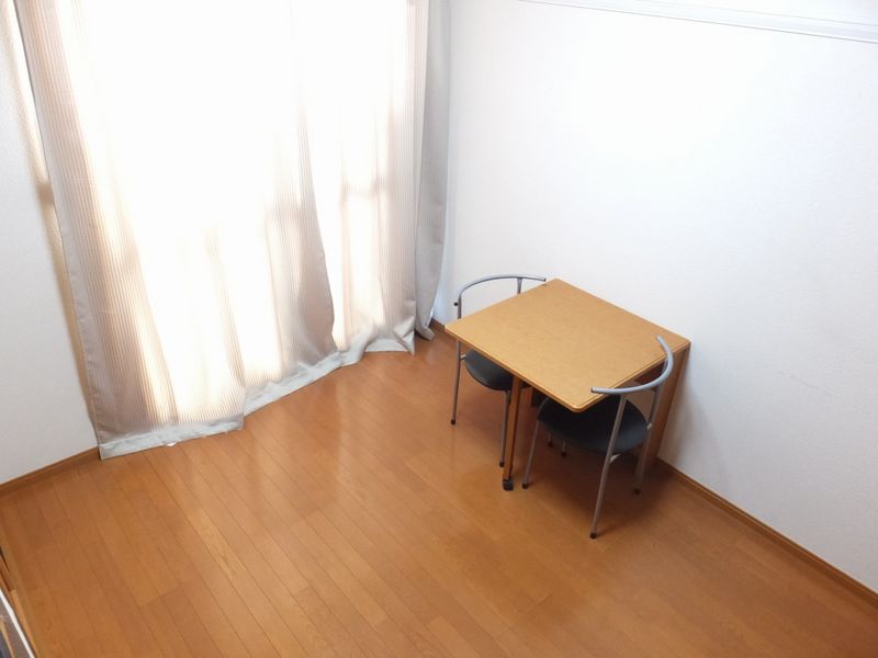レオパレス水際邸 居間