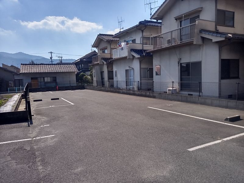 レオパレスルピナス 駐車場