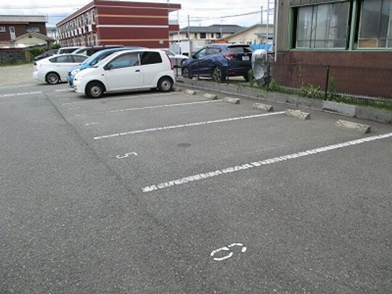 レオパレスサンアルファ 駐車場