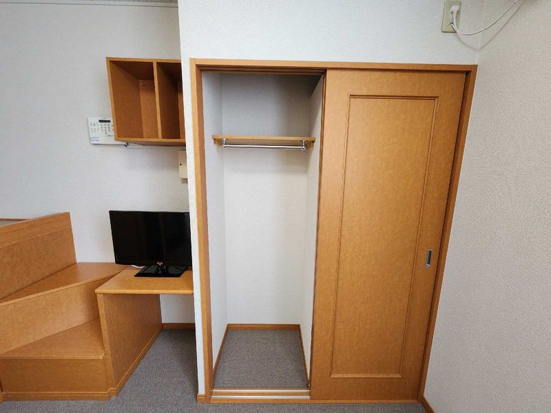 レオパレスラ　プランタン 収納